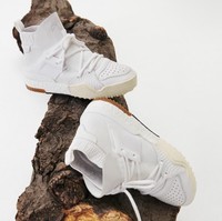 Selain itu, koleksi ini juga menyertakan sneakers high-top ala sepatu basket dengan gaya era 90an. Sepatu tersebut hadir dalam nuansa monokromatik, hitam dan putih. (Foto: Dok. Adidas)