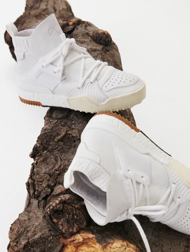 Selain itu, koleksi ini juga menyertakan sneakers high-top ala sepatu basket dengan gaya era 90an. Sepatu tersebut hadir dalam nuansa monokromatik, hitam dan putih. (Foto: Dok. Adidas)