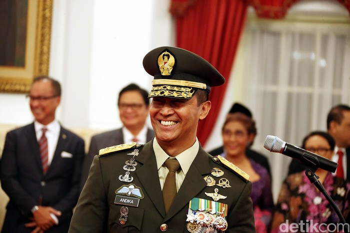Presiden Joko Widodo (Jokowi) melantik Letjen Andika Perkasa menjadi Kepala Staf Angkatan Darat (KSAD) yang baru. Andika menggantikan Jenderal Mulyono, yang masuk masa pensiun pada Januari 2019.