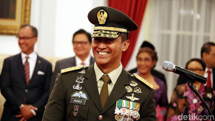 Presiden Joko Widodo (Jokowi) melantik Letjen Andika Perkasa menjadi Kepala Staf Angkatan Darat (KSAD) yang baru. Andika menggantikan Jenderal Mulyono, yang masuk masa pensiun pada Januari 2019.
