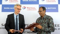 Perjanjian kerjasama itu ditandatangani oleh Presiden Direktur Tata Motors Distribusi Indonesia (TMDI), Biswadev Sengupta dan Managing Director Total Oil Indonesia, Franck Giraud, di Jakarta, Rabu (21/11/18). Foto: dok. Tata Motors