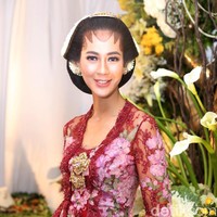 Paula Verhoeven dan Baim Wong menjalani prosesi midodareni, Rabu (21/11/2018), jelang hari pernikahan mereka. Dalam seremoni yang digelar di kediaman Paula di kawasan Bintaro, Tangerang Selatan, kedua calon mempelai saling bertukar seserahan yang sudah dipersiapkan secara khusus oleh Rose Arbor Seserahan. (Foto: Ismail/detikFoto)