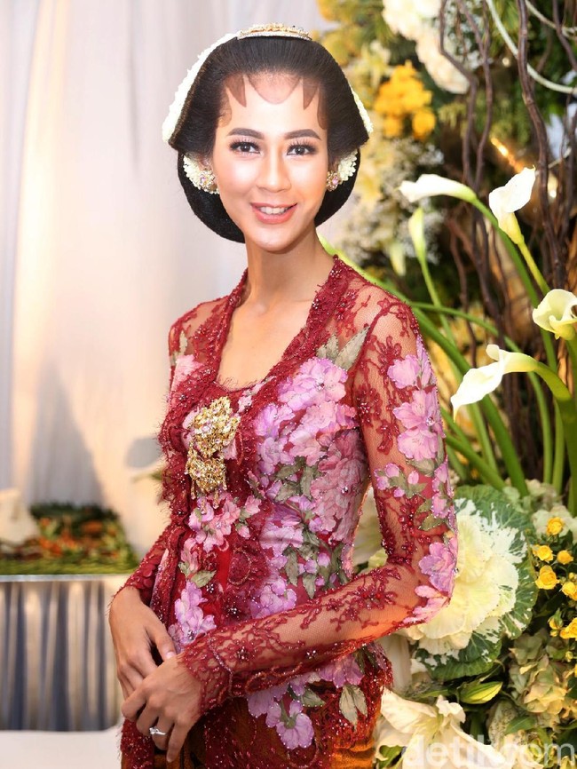 Paula Verhoeven dan Baim Wong menjalani prosesi midodareni, Rabu (21/11/2018), jelang hari pernikahan mereka. Dalam seremoni yang digelar di kediaman Paula di kawasan Bintaro, Tangerang Selatan, kedua calon mempelai saling bertukar seserahan yang sudah dipersiapkan secara khusus oleh Rose Arbor Seserahan. (Foto: Ismail/detikFoto)