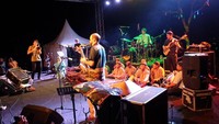 Nada-nada cepat yang dimainkan band Jazz Osma terus diikuti dengan tabuhan alat musik Calung Banyumasan yang terdiri dari calung barung, calung penerus, klentem, ketuk bass atau gong dan kendang yang membuat penonton terus terkagum-kagum melihat penampilan keduanya. Foto: Arbi Anugrah