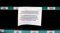 Salah satu toko di Toronto, Ontario, Kanada berhenti menjual selada romaine segera setelah peringatan wabah bakteri E-Coli dikeluarkan oleh pemerintah dan pejabat negara setempat. Carlos Osorio/Reuters.