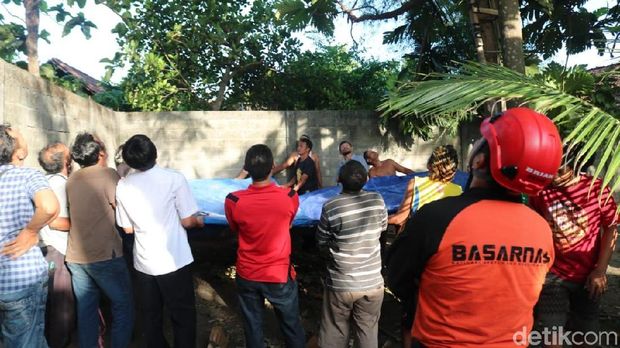 Warga membentangkan terpal untuk antisipasi bila Probo meloncat