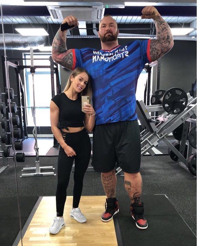 Pasangan lain yang punya perbedaan bentuk fisik adalah Hafþór Björnsson dan Kelsey Henson. Aktor Games of Thrones tersebut terlihat sangat tinggi dan besar dibanding sang istri. Meski begitu, keduanya sama-sama suka olahraga sehingga punya tubuh yang atletis. Foto: Instagram