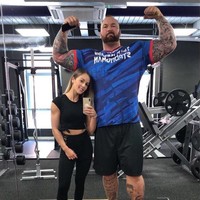 Pasangan lain yang punya perbedaan bentuk fisik adalah Hafþór Björnsson dan Kelsey Henson. Aktor Games of Thrones tersebut terlihat sangat tinggi dan besar dibanding sang istri. Meski begitu, keduanya sama-sama suka olahraga sehingga punya tubuh yang atletis. Foto: Instagram