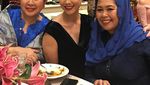 Ketika Presenter Kondang, Rosianna Silalahi Makan sate Kulit Ayam dan Ngopi