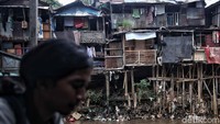Penampakan deretan rumah warga di bantaran Kali Ciliwung.