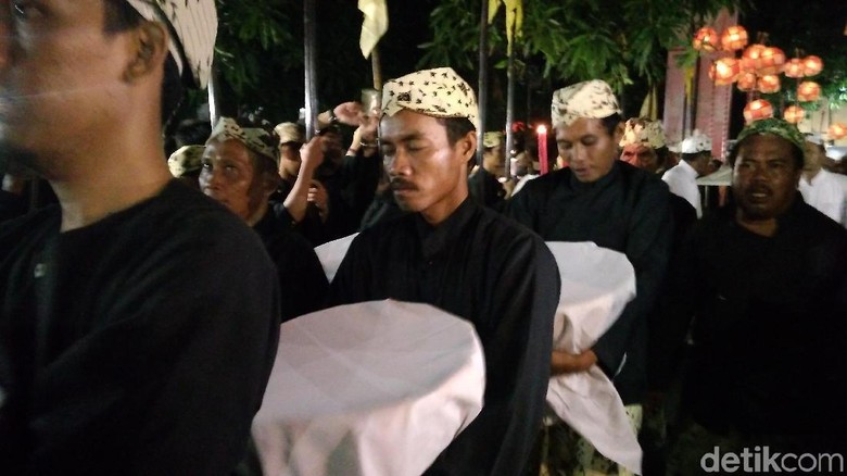 Tradisi Panjang Jimat di Cirebon (Sudirman Wamad/detikTravel) Tradisi Panjang Jimat di Cirebon (Sudirman Wamad/detikTravel)