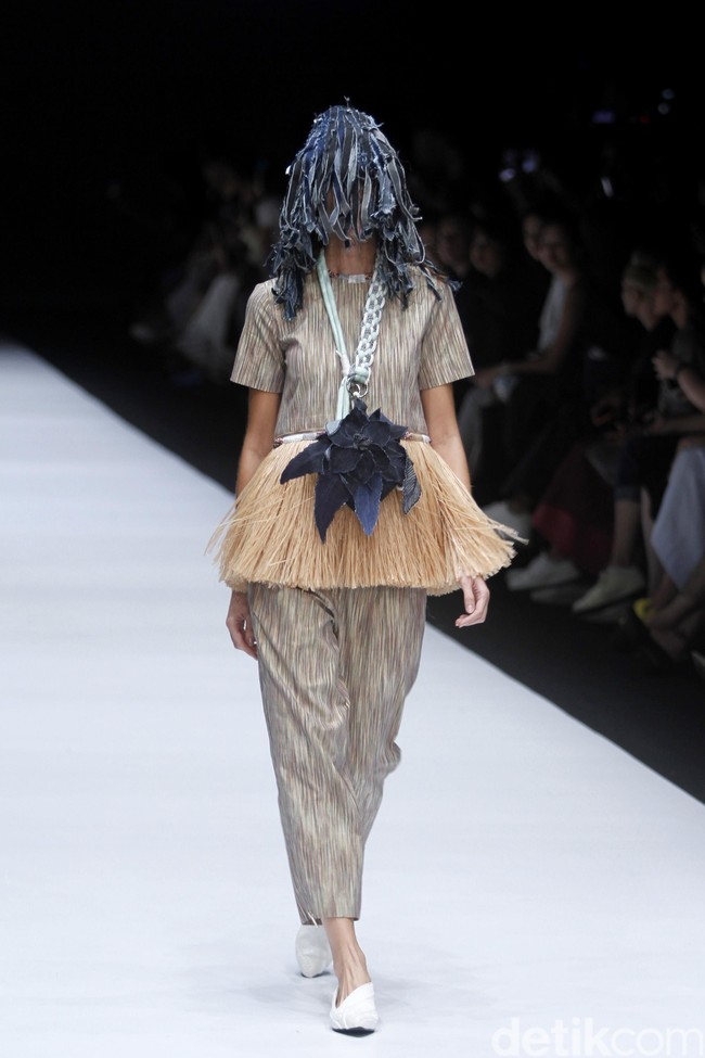 Fashion show koleksi terbaru Toton Januar yang mengangkat tema Eksplorasi Ragam Hias Indonesia dan Pengelolaan Limbah di Jakarta Fashion Week 2019, Senayan City, Jakarta, minggu [21/10/2018]. Foto: Mohammad Abduh/Wolipop