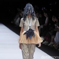 Fashion show koleksi terbaru Toton Januar yang mengangkat tema Eksplorasi Ragam Hias Indonesia dan Pengelolaan Limbah di Jakarta Fashion Week 2019, Senayan City, Jakarta, minggu [21/10/2018]. Foto: Mohammad Abduh/Wolipop