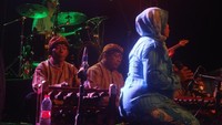 Lagu kolaborasi pertama berjudul Sekar Gading sukses dibawakan kedua grup musik dari dua negara tersebut. Foto: Arbi Anugrah