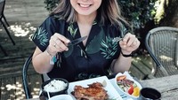 Masih di Taiwan, ibu satu anak ini mampir ke Leisure Farm ramah Muslim. Rosemary chicken dan teh bunga mawar pun jadi santapannya. Kelihatan enak ya? Foto: Instagram alodita