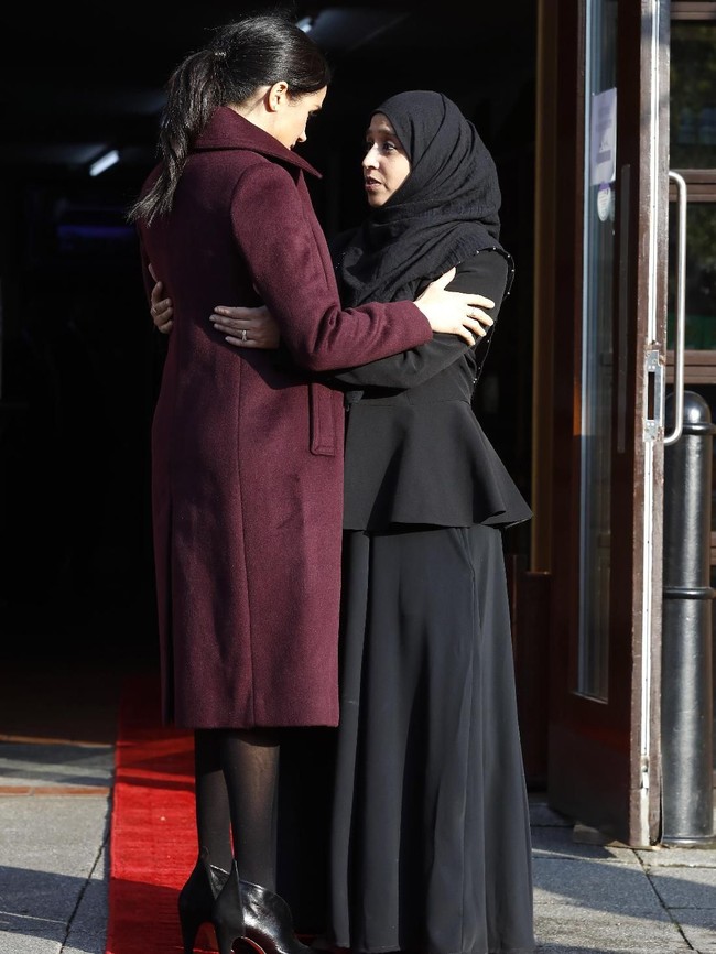 Seperti Kate, Meghan juga memakai stocking dan heels hitam. Menurut saya, Meghan memilih sesuatu yang trendi, fun, dan sangat mewakili gayanya sebagai pendatang baru di keluarga kerajaan, komentar Scott Hensall, mantan direktur kreatif label Mulberry. (Foto: Getty Images)