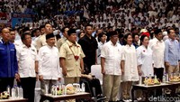 Ratusan relawan Prabowo Subianto-Sandiaga Uno se-Jabodetabek memenuhi Istora Senayan, Jakarta, Kamis (22/11/2018). Presiden PKS Sohibul Iman, Ketua Dewan Kehormatan PAN Amien Rais, Sekjen PAN Eddy Soeparno, hingga Ketua Dewan Pembina Partai Berkarya Siti Hediati Hariyadi (Titiek Soeharto) tampak hadir di lokasi acara.