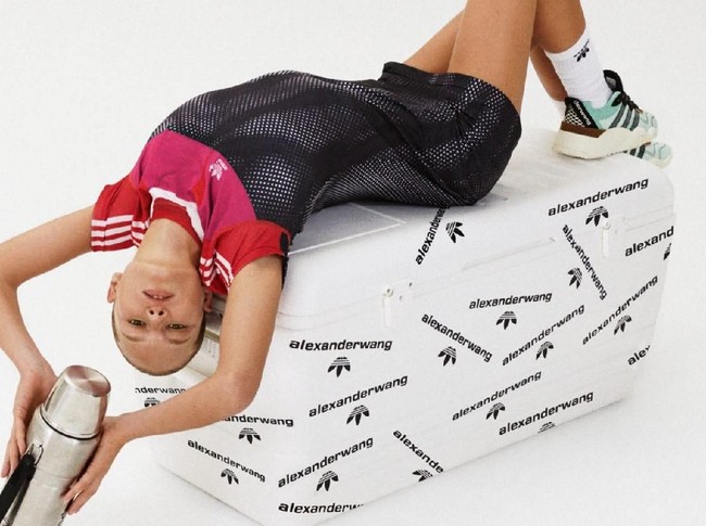 Permainan tabrak material juga menjadi daya tarik tersendiri dari koleksi ini. Seperti dress ini yang terlihat seperti kaus yang ditempel dengan rok panjang. (Foto: Dok. Adidas)