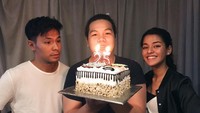 Fero ini sosok yang sayang keluarga ternyata, lihat saja momen saat saudara kandungnya ulang tahun. Sebuah cake terlihat memeriahkan momen ini. Foto: instagram @fero_walandouw