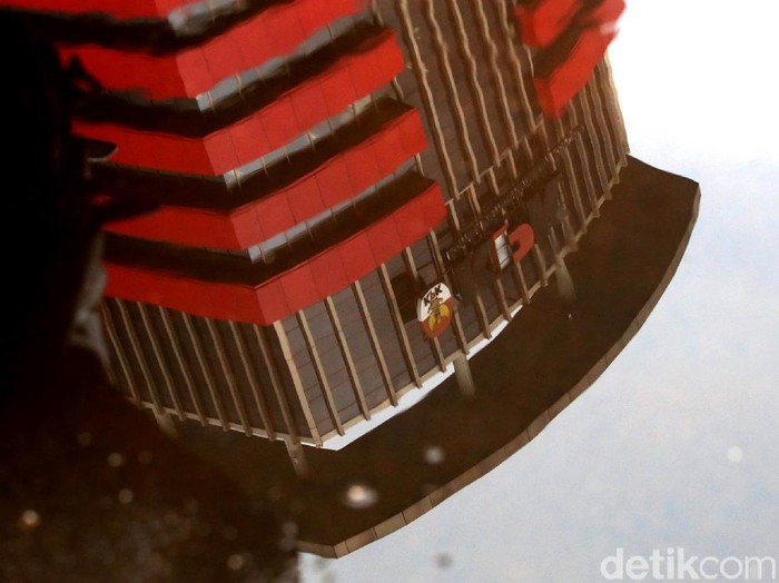 Angin kencang dan hujan deras yang mengguyur Jakarta membuat sebagian huruf P di yang menempel di Gedung KPK Ambrol. Begini penampakannya.