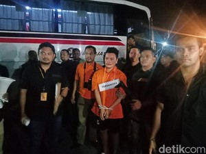 Rekonstruksi Pembunuhan Satu Keluarga di Garut Jadi Tontonan Warga