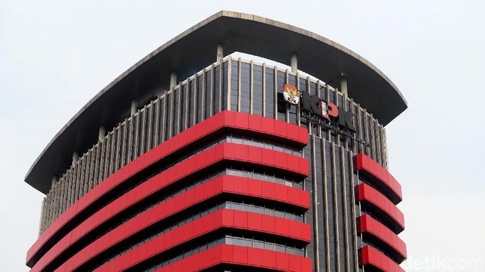 Angin kencang dan hujan deras yang mengguyur Jakarta membuat sebagian huruf P di yang menempel di Gedung KPK Ambrol. Begini penampakannya.