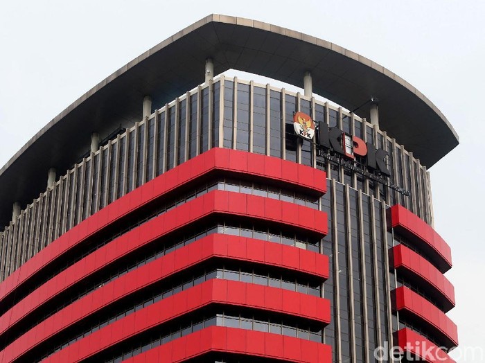 Angin kencang dan hujan deras yang mengguyur Jakarta membuat sebagian huruf P di yang menempel di Gedung KPK Ambrol. Begini penampakannya.