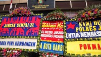 Karangan bunga tersebut dijejerkan di halaman Polres Jakarta Barat.