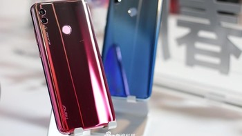 Ponsel ini bisa dibilang sebagai Honor 10 versi murah. Foto: Sina Mobile
