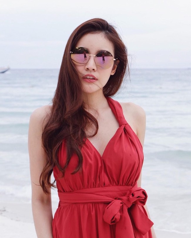 Tak hanya jadi model beberapa produk fashion, wanita lulusan Suan Sunandha University, Bangkok Thailand ini juga membintangi iklan produk kecantikan. Foto: Instagram @millinb3rry