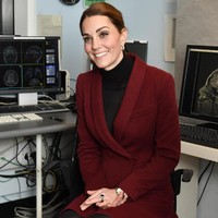 Bagaimana dengan Kate? Ini adalah gaya klasik Kate. Modis, sleek dan sangat mewakili karakternya. Ia menambahkan tas hitam sederhana yang memberikan sentuhan akhir, kata Scott. (Foto: Getty Images)