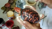 Pembina Yayasan Penyu Banyuwangi, Wiyanto Hadi Tanojo mengungkapkan proses pembuatan replika penyu tersebut. Replika penyu ini dibuat dari bahan dasar resin dengan campuran mil dan katalis untuk mengeraskan. Selanjutnya campuran itu dicetak pada cetakan yang sudah dibuat. Setelah jadi kemudian replika penyu di cat dengan metode airbrush sesuai dengan jenis penyu yang diinginkan.