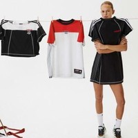 Satu lagi koleksi terbaru buah kolaborasi Adidas dan desainer Alexander Wang. Untuk koleksi keempat ini, ketidaksempurnaan masih menjadi tema utama seperti di musim sebelumnya. Hanya saja, Alexander mengemasnya dengan sentuhan baru dan unik lewat inspirasinya yang digali dari konsep busana cacat hasil daur ulang serta jiplakan. (Foto: Dok. Adidas)