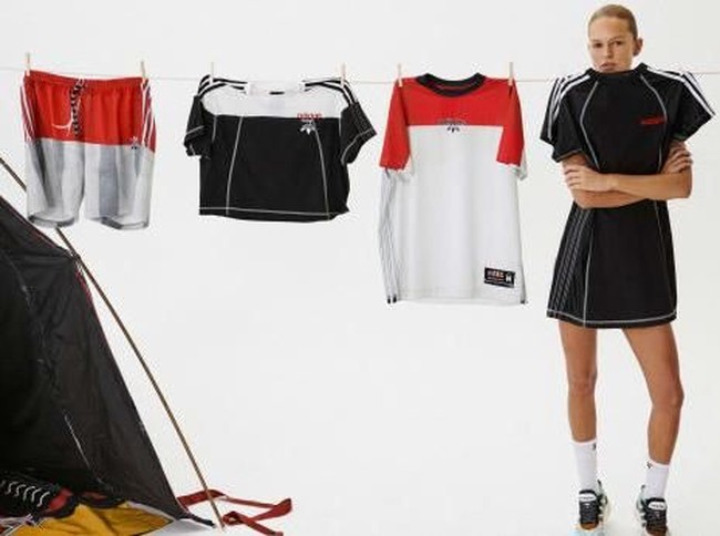 Satu lagi koleksi terbaru buah kolaborasi Adidas dan desainer Alexander Wang. Untuk koleksi keempat ini, ketidaksempurnaan masih menjadi tema utama seperti di musim sebelumnya. Hanya saja, Alexander mengemasnya dengan sentuhan baru dan unik lewat inspirasinya yang digali dari konsep busana cacat hasil daur ulang serta jiplakan. (Foto: Dok. Adidas)