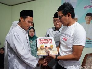 Kunjungi UKM Disabilitas, Sandi Berikan Buku Prabowo Versi Braille