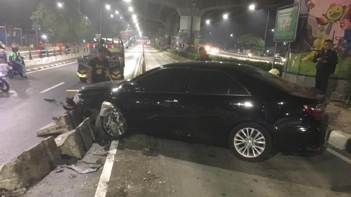 Camry Tabrak Separator Busway di Rawamangun