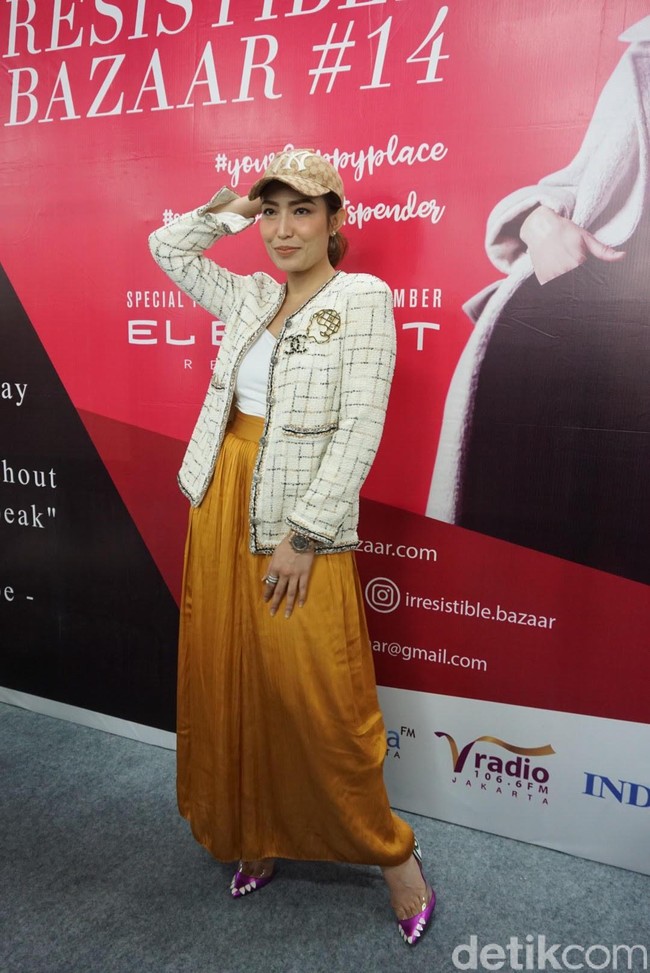 Sepatu ungu metalik Ayu Dewi membuat keseluruhan busana tampil maksimal. Kali ini adalah sepatu rancangan blogger Chiara Ferragni yang dibanderol US$ 167 atau Rp 2,4 juta. Foto: Alissa Safera/Wolipop