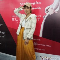 Sepatu ungu metalik Ayu Dewi membuat keseluruhan busana tampil maksimal. Kali ini adalah sepatu rancangan blogger Chiara Ferragni yang dibanderol US$ 167 atau Rp 2,4 juta. Foto: Alissa Safera/Wolipop