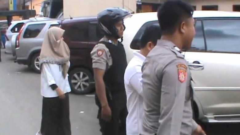 Pria Beristri-Mahasiswi yang Mesum di Mobil Jadi Tersangka Pria Beristri-Mahasiswi yang Mesum di Mobil Jadi Tersangka