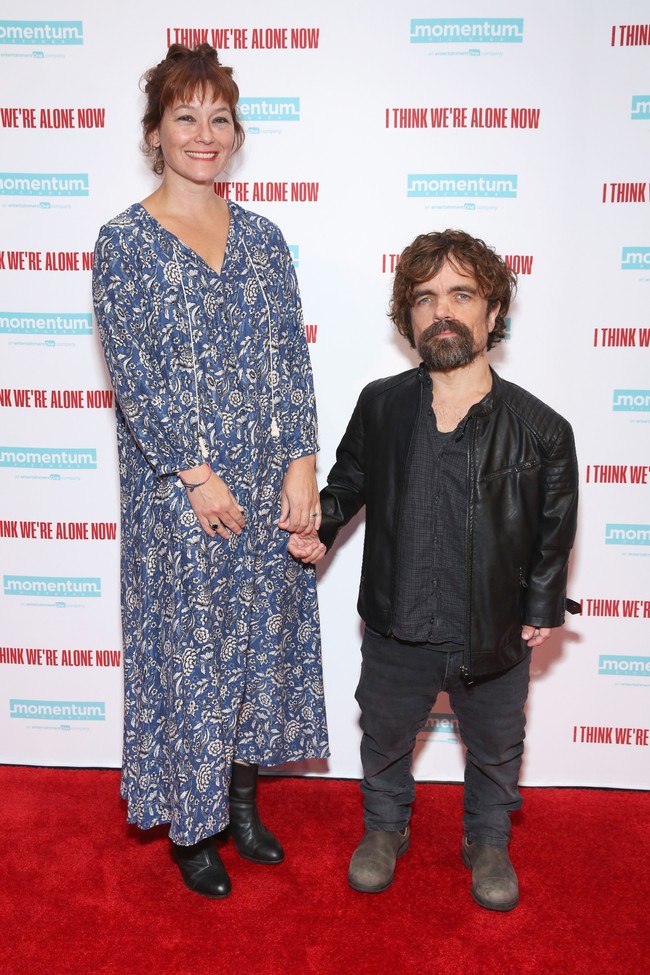 Bisa dilihat jika perbedaan Peter Dinklage dan Erica Schmidt terletak pada tinggi badan. Peter bertemu dengan Erica yang merupakan sutradara teater muda di tahun 1995. Setelah lama berteman baik, keduanya pun menikah. Pasangan yang sudah menikah selama 13 tahun itu kini punya dua orang anak. Foto: Getty Images