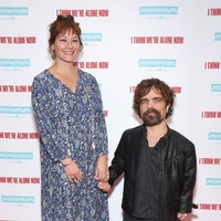 Bisa dilihat jika perbedaan Peter Dinklage dan Erica Schmidt terletak pada tinggi badan. Peter bertemu dengan Erica yang merupakan sutradara teater muda di tahun 1995. Setelah lama berteman baik, keduanya pun menikah. Pasangan yang sudah menikah selama 13 tahun itu kini punya dua orang anak. Foto: Getty Images
