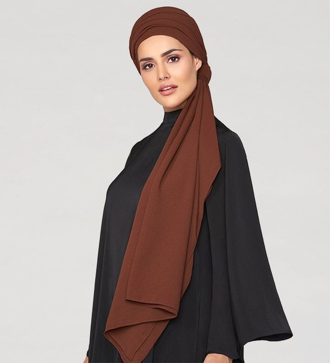 Selain Amerika, brand hijab yang terkenal ada di Inggris. Brand bernama Inayah itu banyak dipakai hijabers Eropa. Salah satu produk paling laris adalah hijab pashmina polos ini. Harganya 14.99 Poundsterling atau sekitar Rp 279.400  Foto: Dok. Inayah