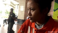 Pembunuhan disebut polisi terjadi pada Senin (19/11) malam. Mulanya Iin diketahui bertengkar dengan NR, kekasih Y. Y marah dan langsung memukul korban menggunakan palu yang berada di dalam kamar.