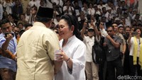 Momen kebersamaan keduanya itu mengundang reaksi meriah dari para relawan yang hadir. Banyak diantaranya tak ingin melewatkan momen kemesraan mereka dengan mengabadikannya dari kamera ponsel.