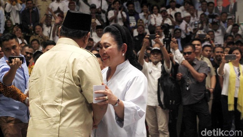 Mesra-mesraan Prabowo-Titiek di Depan Relawan Mesra-mesraan Prabowo-Titiek di Depan Relawan