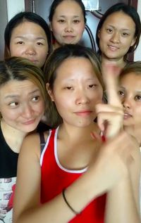 Penampilan sekelompok wanita sebelum makeup