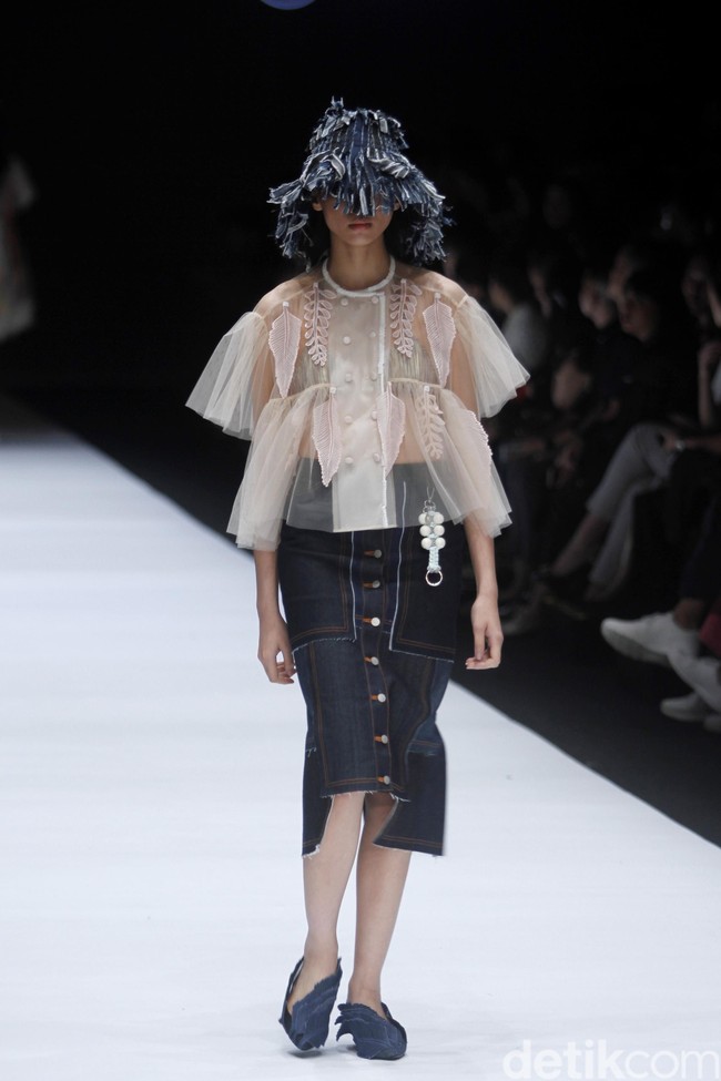 Fashion show koleksi terbaru Toton Januar ini mengangkat tema Eksplorasi Ragam Hias Indonesia dan Pengelolaan Limbah di Jakarta Fashion Week 2019, Senayan City, Jakarta, minggu [21/10/2018]. Foto: Mohammad Abduh/Wolipop