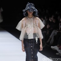 Fashion show koleksi terbaru Toton Januar ini mengangkat tema Eksplorasi Ragam Hias Indonesia dan Pengelolaan Limbah di Jakarta Fashion Week 2019, Senayan City, Jakarta, minggu [21/10/2018]. Foto: Mohammad Abduh/Wolipop