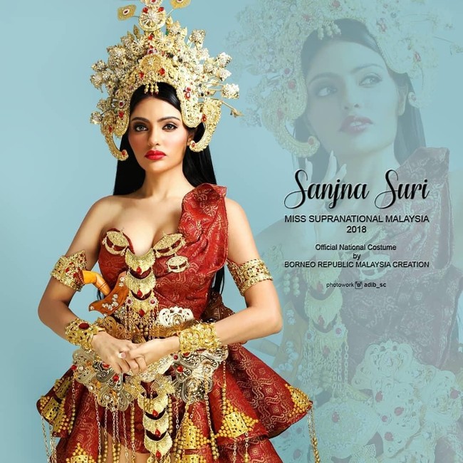 Miss Supranational Malaysia 2018 Sanjna Suri mengenakan kostum nasional Srikandi untuk berkompetisi di grand final Miss Supranational yang digelar di Polandia. Dalam penampilannya sebagai Srikandi Melayu Yang Agung, Sanjna terlihat memakai mahkota berwarna emas yang ukurannya cukup besar. Untuk melengkapi penampilannya, dia juga membawa keris. Foto: Instagram