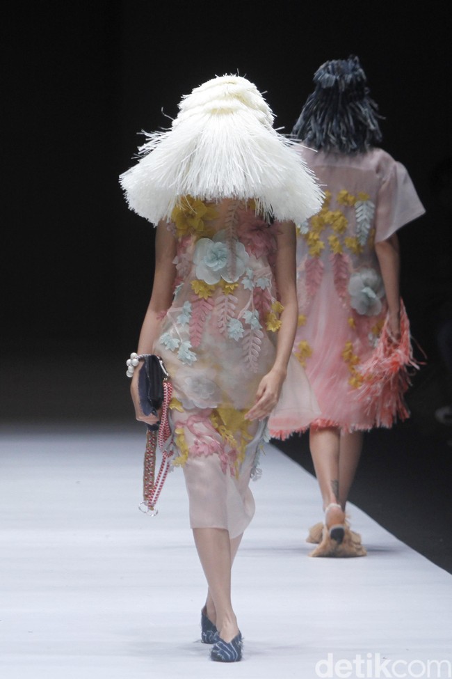 Fashion show koleksi terbaru Toton Januar ini mengangkat tema Eksplorasi Ragam Hias Indonesia dan Pengelolaan Limbah di Jakarta Fashion Week 2019, Senayan City, Jakarta, minggu [21/10/2018]. Foto: Mohammad Abduh/Wolipop